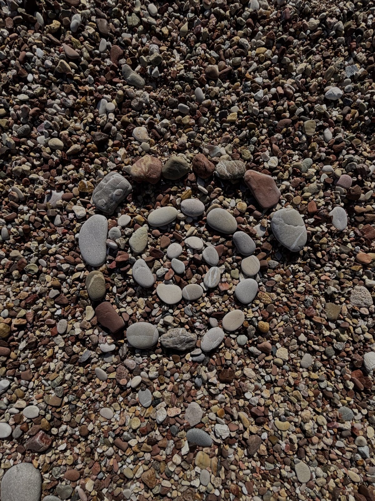Kamyki ułożone w spiralę na plaży